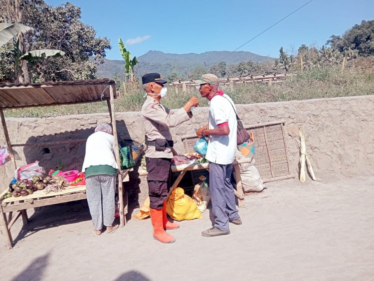 Himbauan Polisi saat  Patroli di Pasar Boru dan Bagikan Masker ke Pengunjung Pasar.