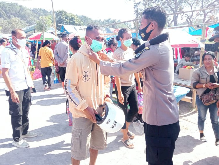 Himbauan Polisi saat  Patroli di Pasar Boru dan Bagikan Masker ke Pengunjung Pasar.