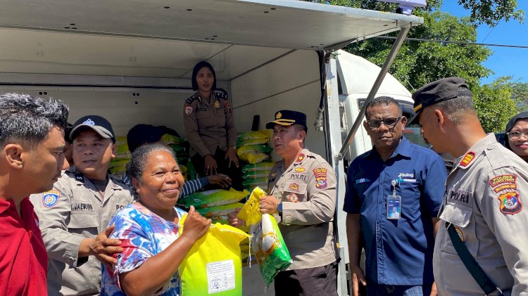 Dua Ton Beras Ludes dalam Dua Jam, Polres Flotim Gelar Gerakan Pangan Murah di Pasar Oka