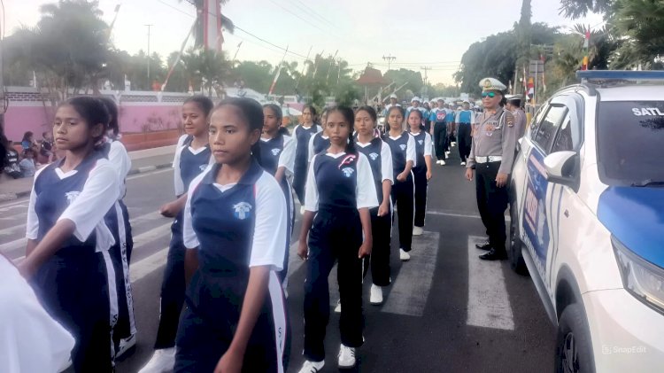 Satlantas Polres Flotim Amankan Lomba Gerak Jalan 5 KM Putri Sambut HUT RI ke-80
