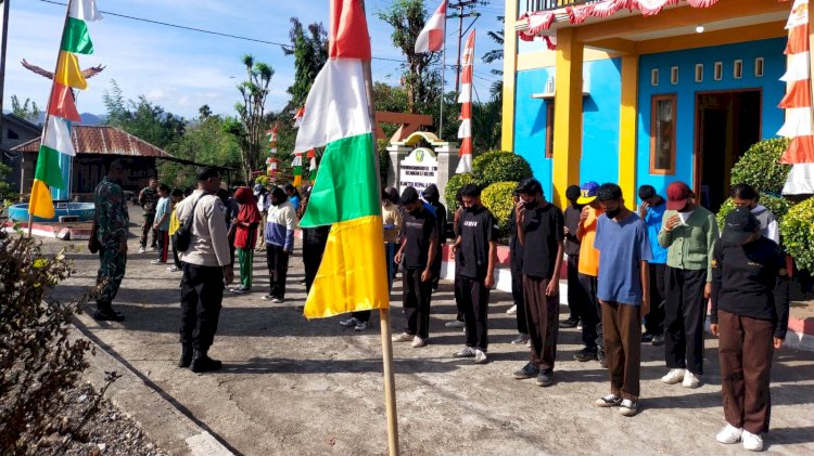 Bhabinkamtibmas Ile Boleng Aipda Julius Tun Seli Latih Paskibra Jelang HUT RI ke-80