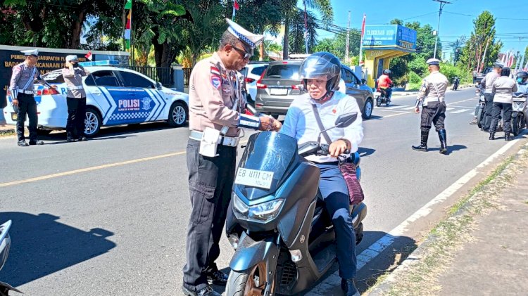 Satlantas Polres Flotim Bagikan dan Pasang Bendera Merah Putih di Kendaraan Warga