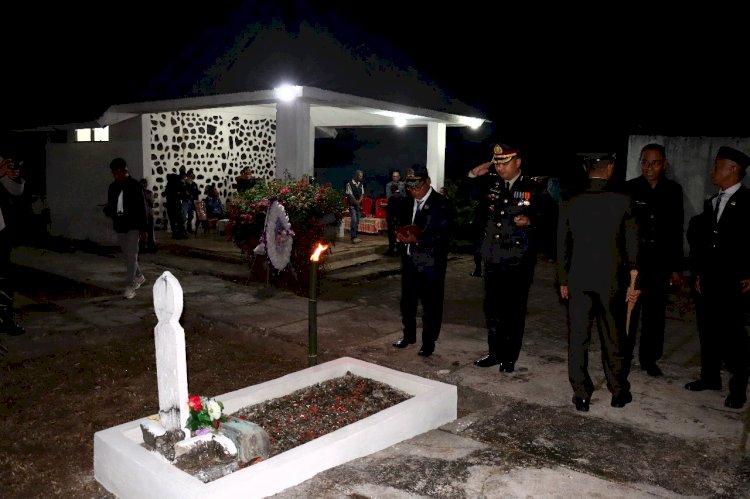 Hening di TMP Lapak Tanah, Polres Flotim Kenang Perjuangan Pahlawan Lewat Malam Renungan Suci