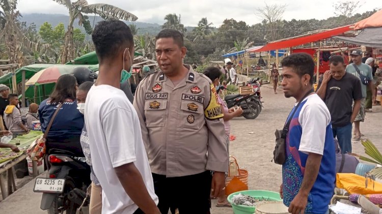 Bhabinkamtibmas Imbau Warga Pasar Boru Jaga Kamtibmas dan Waspada Erupsi Lewotobi