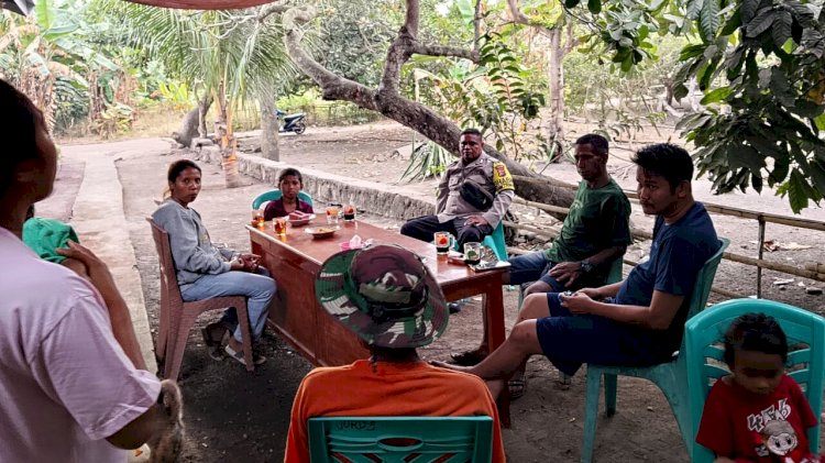 Bhabinkamtibmas Waiula Pantau Persiapan Komuni Suci, Himbau Warga Jaga Kamtibmas
