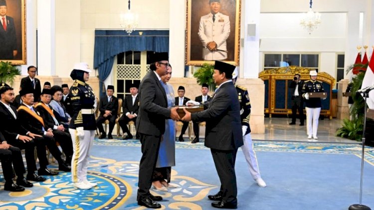 Presiden Prabowo Anugerahkan Bintang RI Utama untuk Jendral Hoegeng