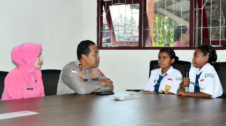 Kapolda NTT Beri Kejutan Haru, Pertemukan Dua Siswa SMR 19 dengan Orang Tua Mereka