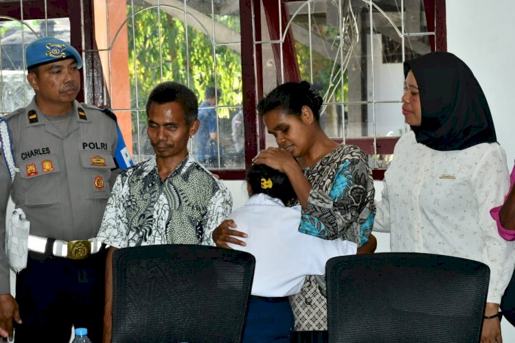 Kapolda NTT Beri Kejutan Haru, Pertemukan Dua Siswa SMR 19 dengan Orang Tua Mereka