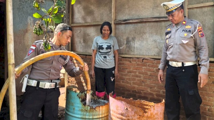 Sat Lantas Polres Flotim Gelar Baksos Pembagian Air Bersih di Sarotari Tengah Sambut HUT Lalu Lintas ke-70