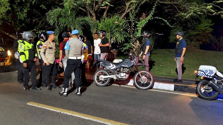Polres Flores Timur Sisir Titik Rawan Malam Hari, Tertibkan Pemuda dan Ajak Warga Jaga Kamtibmas
