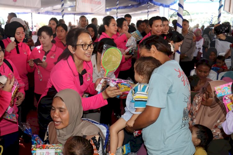 Ketua Umum Bhayangkari Salurkan 5.000 Paket Bansos, Gelar Bakti Kesehatan dan Religi di NTT