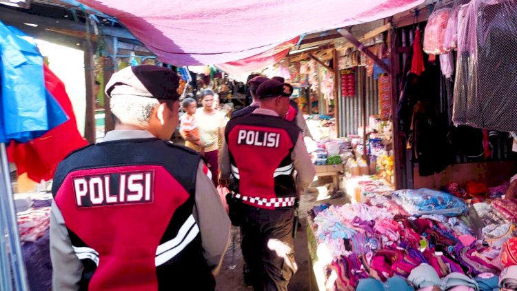 Pasar Aman, Harga Stabil: Sat Samapta Polres Flotim Pantau Stabilitas Harga dan UMKM di Pasar Inpres