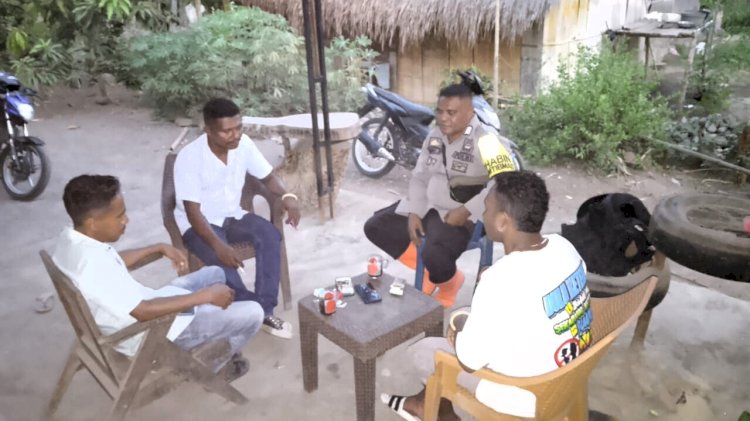 Bhabinkamtibmas Desa Waiula Ajak Tokoh Pemuda Bersinergi Jaga Kamtibmas dan Lawan Hoaks