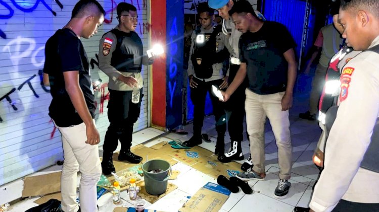 Respon Cepat Aduan Warga, Tim Patroli Polres Flotim Bubarkan Pemuda yang Minum Miras di Pasar