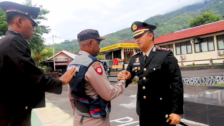 Teladan di Tengah Bencana, Kapolres Flores Timur Berikan Penghargaan kepada Bripka Paulus Bura Hajon
