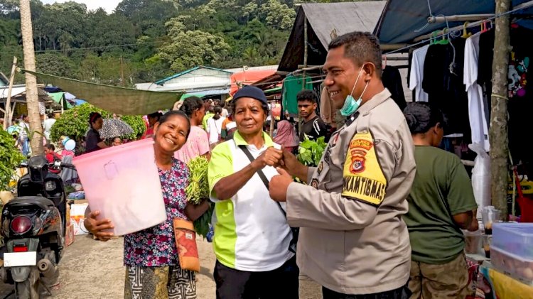 Patroli Pagi di Pasar Boru, Aipda Agustinus Fay Ajak Warga Jaga Ketertiban