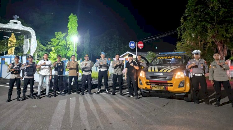 Patroli Malam Polres Flotim Sasar Titik Rawan, Tegur Pemuda dan Ajak UMKM Jaga Kamtibmas