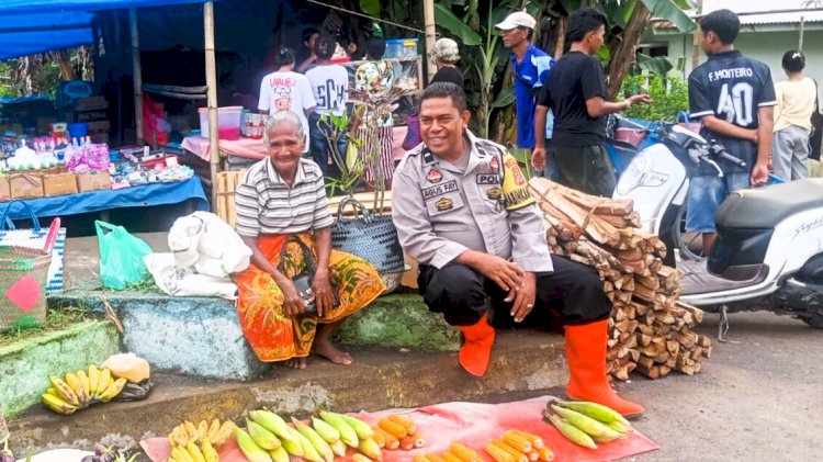 Cegah Gangguan Kamtibmas, Bhabinkamtibmas Boru Edukasi Warga di Area Pasar