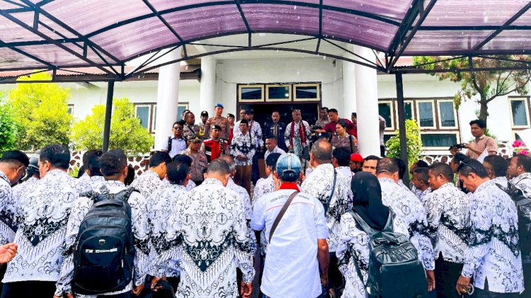 Aspirasi Guru Menggema di DPRD, Polres Flores Timur Pastikan Aksi Berjalan Aman