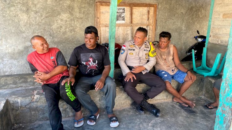 Sambang Pelabuhan, Bhabinkamtibmas Lohayong Ingatkan Warga Jaga Keamanan Lingkungan