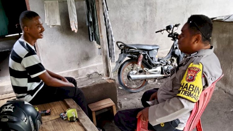 Sentuhan Humanis Bhabinkamtibmas di Nawokote, BRIPKA Semarno Ingatkan Kamtibmas dan Cuaca Ekstrem