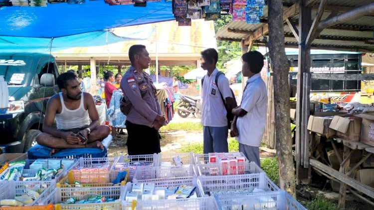 Patroli Pasar, Bhabinkamtibmas Edukasi Pelajar Pentingnya Disiplin dan Keamanan