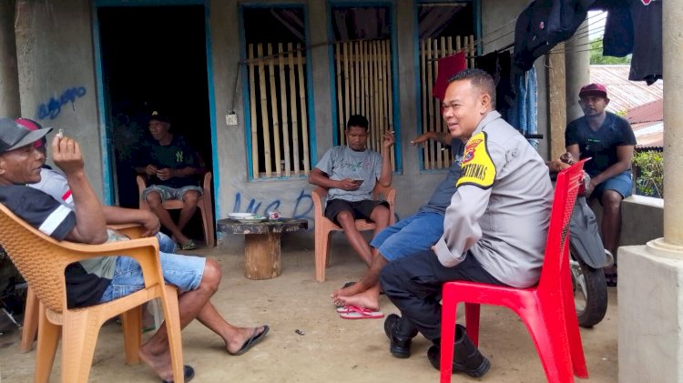 Sambang Desa Lewohala, Bhabinkamtibmas Aipda Niki Ingatkan Waspada Cuaca Ekstrem