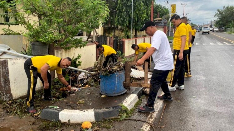 Jumat Bersih Jadi Wujud Kepedulian Polres Flores Timur Terhadap Lingkungan