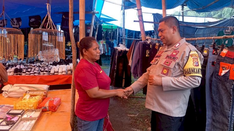 Patroli Humanis di Pasar Boru, Bhabinkamtibmas Imbau Waspada Cuaca Ekstrem