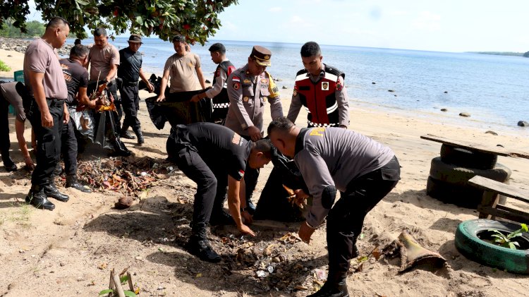 Tindaklanjuti Arahan Presiden RI, Polres Flotim Bersihkan Kawasan Wisata Pesisir