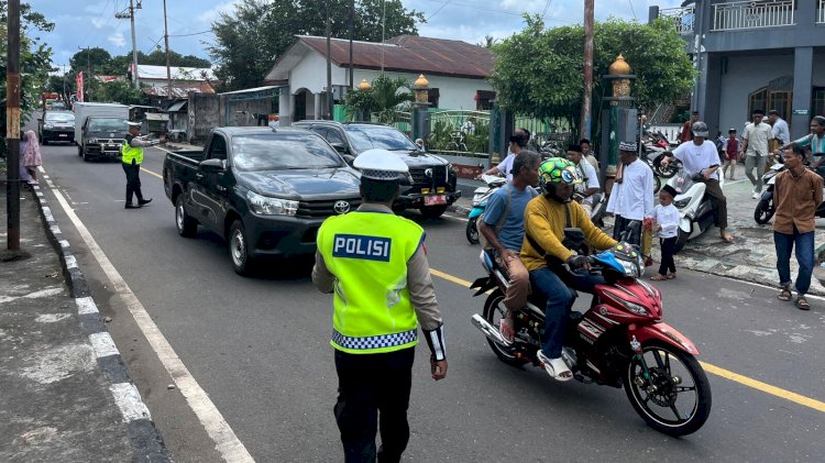 Aksi Satlantas di Jalan Jamin Kenyamanan Sholat Jumat