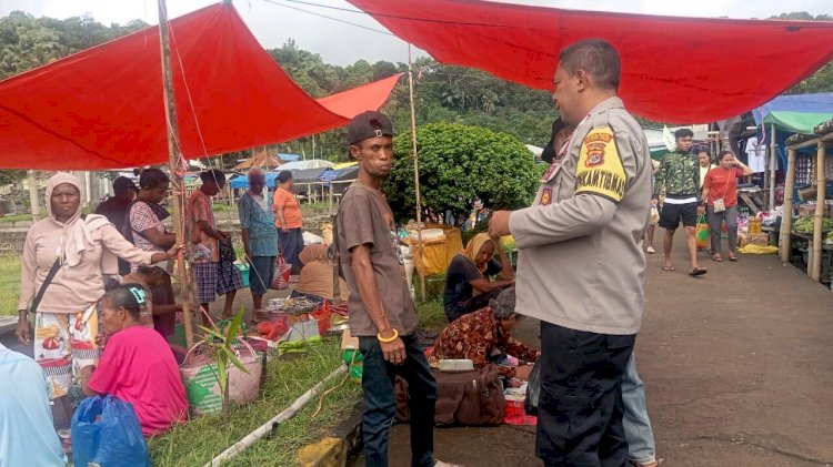 Cegah Gangguan Kamtibmas, Bhabinkamtibmas Sampaikan Imbauan di Pasar Boru
