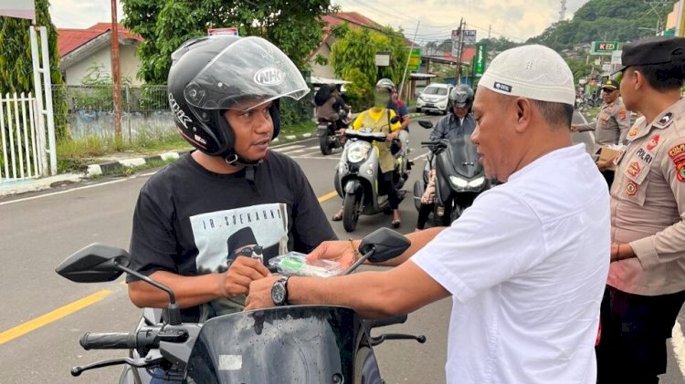 Sentuhan Kemanusiaan di Ujung Senja, Polres Flotim Sambut Pengendara dengan Takjil