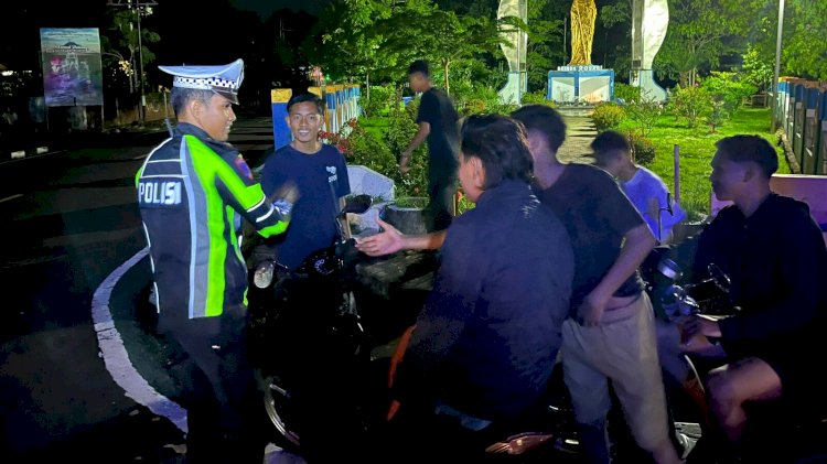Tegas dan Humanis, Patroli Lampu Biru Satlantas Polres Flotim Beri Rasa Tenang