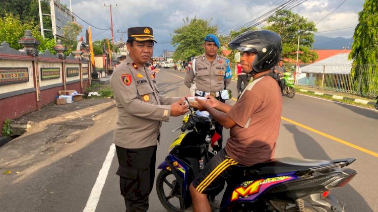 Wakapolres Flotim Pimpin Aksi Berbagi Takjil di Jalan Herman Fernandez