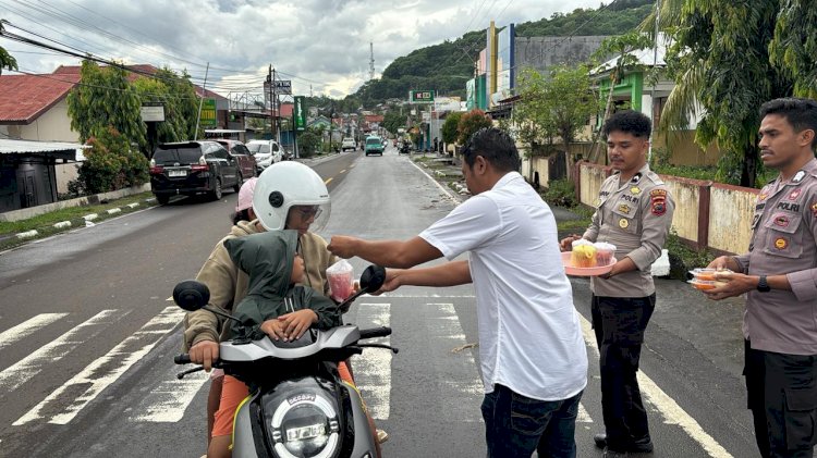 Menjelang Berbuka, Polres Flotim Tebar Kebaikan Lewat Pembagian Takjil