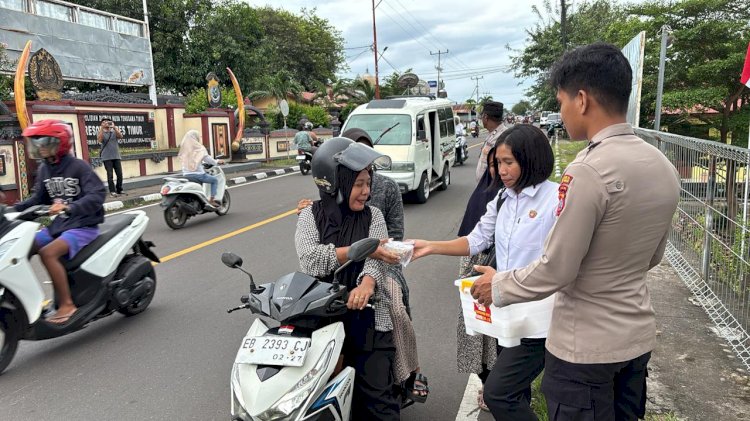 Aksi Sosial Ramadan, Polres Flotim Bagikan Takjil kepada Pengguna Jalan