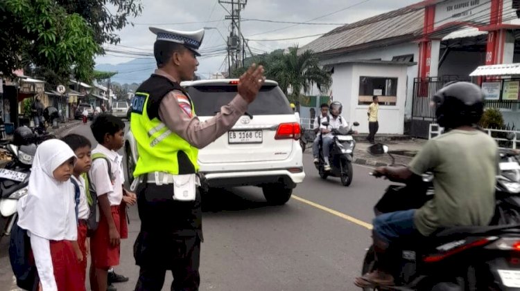 Satlantas Polres Flotim Bantu Pelajar Menyeberang Saat Jam Masuk Sekolah