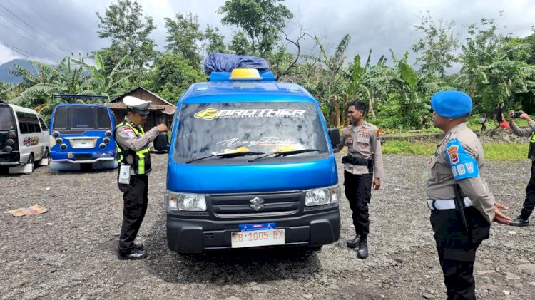 Satlantas Polres Flotim Pantau Arus Mudik di Terminal AKDP Lamawalang