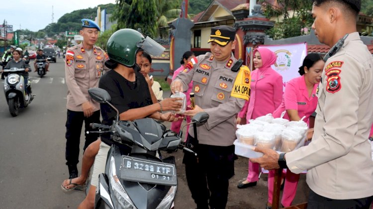 Kapolres Flotim dan Bhayangkari Sapa Pengendara Lewat Pembagian Takjil