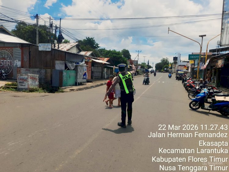 Personel Ops Ketupat Turangga 2026 Laksanakan Pengaturan Lalin di Pos Pasar Baru