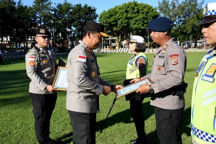 Kapolda NTT Berikan Penghargaan kepada Personel Berprestasi, Tekankan Semangat Pengabdian dan Integritas