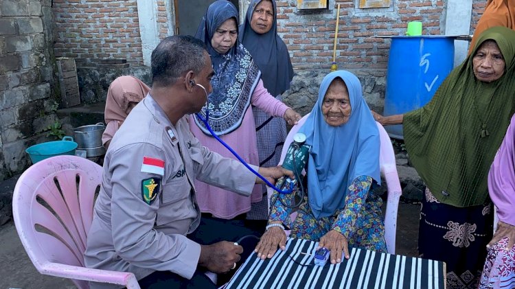 Dokkes Polres Flotim Berikan Layanan Kesehatan bagi Korban Gempa