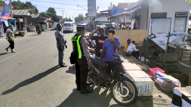 Sinergi Sat Lantas dan Dispenda, Pengendara di Larantuka Diberi Edukasi Tertib Berlalu Lintas