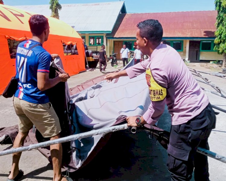 Bhabinkamtibmas Adonara Timur Bantu Sekolah Dirikan Tenda Darurat
