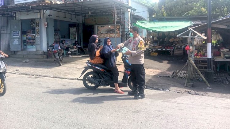 Peduli Dampak Erupsi, Bhabinkamtibmas Boru Bagikan Masker di Tengah Aktivitas Gunung Api