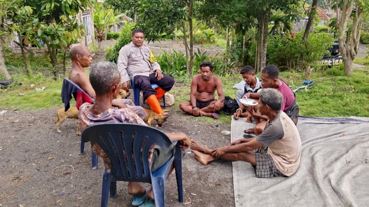 Humanis di Tengah Masyarakat, Bhabinkamtibmas Nawokote Aktif Sambang Warga