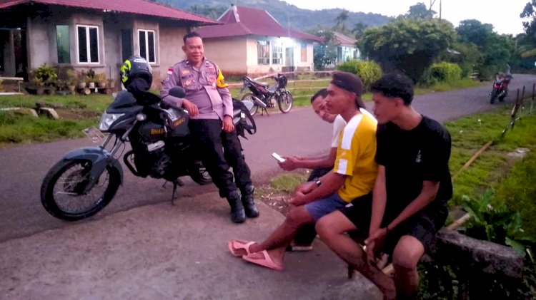 Sambang Sore Hari, Bhabinkamtibmas Lewohala AIPDA Niki Rangkul Pemuda Desa