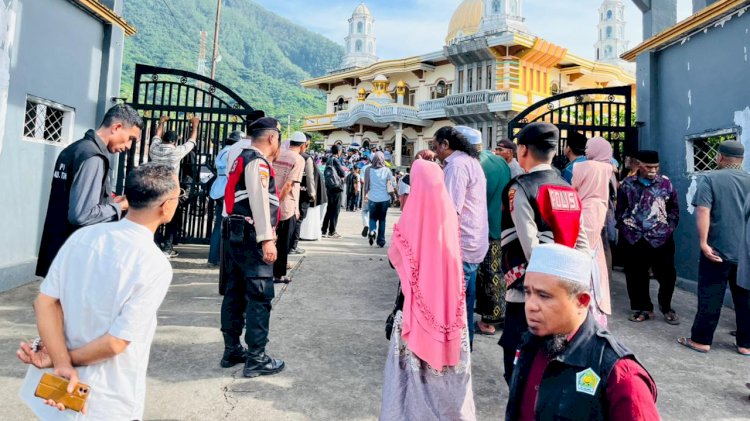 Hadir di Tengah Kebahagiaan Warga, Sat Samapta Polres Flotim Kawal Keberangkatan Jemaah Haji