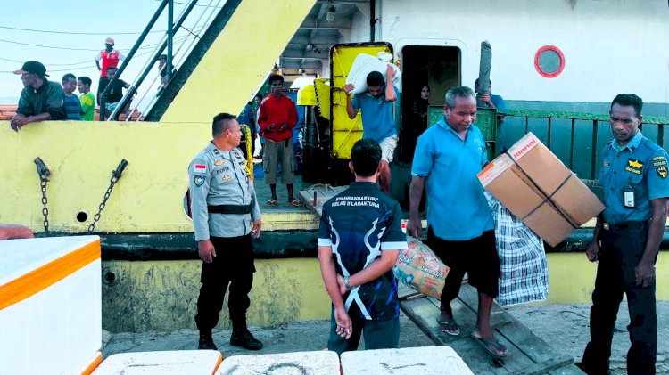 Bhabinkamtibmas AIPDA Ignasius Rofinus Naja Amankan Aktivitas KM Sabuk Nusantara 55 di Pelabuhan Laut Menanga